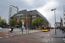 900248 Gezicht op het voormalige hoofdpostkantoor (Neude 11) te Utrecht, hier in gebruik door de Bibliotheek Utrecht, ...